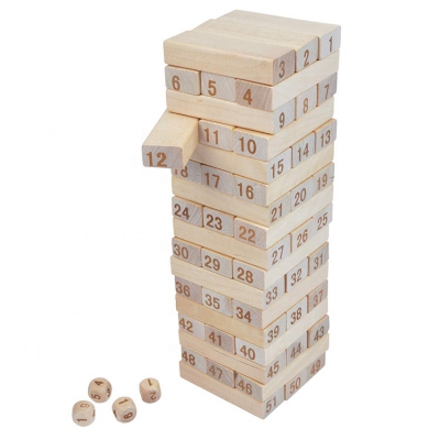 Bloque de números de construcción de madera apilando juguetes de torre de tumbling